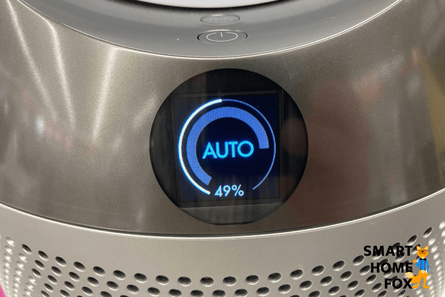 Das Display des Dyson Pure Humidify + Cool PH01 Luftreinigers, Luftbefeuchters und Ventilators zeigt den Automatik-Modus